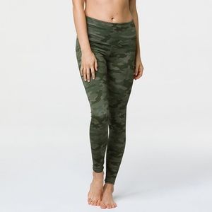 💫SOLD💫Onzie Moss Camo Leggings